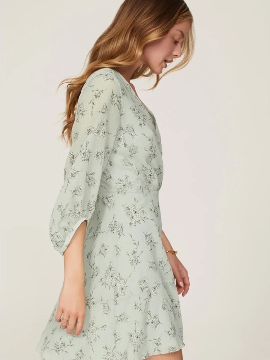 Club Monaco Dresses & Skirts - Club Monaco Pitched Sleeve Mini Dress in Light Green Floral size 4